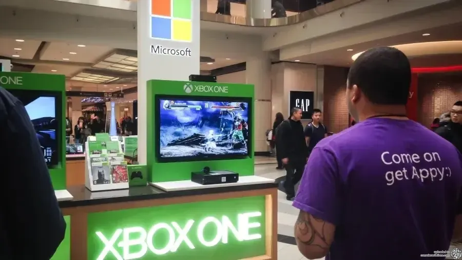 Microsoft Xbox One Kiosk (CA)